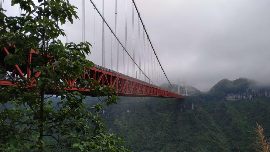 湘西吉首市跨湘渝两省世界之最特大铁索桥