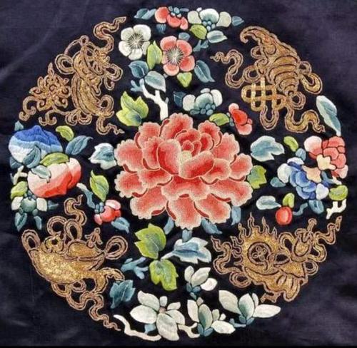 中华纹样之团花纹:风靡于清代贵族间,女子服饰美学的登峰造极