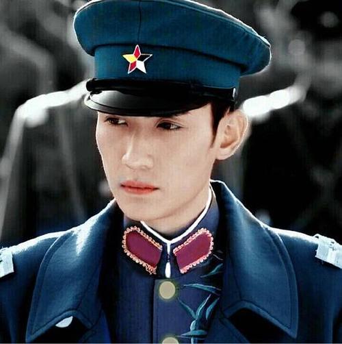 初识朱一龙,是在一部叫《情定三生》的民国剧,剧中朱一龙饰演的是男