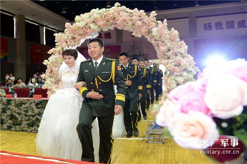 新人们在官兵的见证下,携手步入婚姻的殿堂.