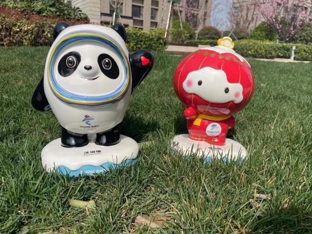 艺术瓷雕冰墩墩和雪容融上市,助力"冰墩墩自由"早