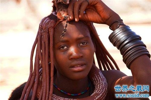 世界上最脏的女人,身上奇臭无比用牛粪装饰头发