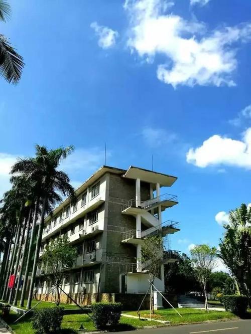 之地,而后,在人们诧异的眼光中,这荒野之地便有了"华南热带作物研究院