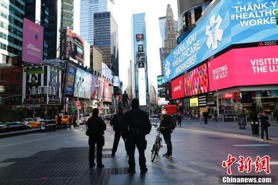 美国纽约时代广场一个巨型屏幕显示"感谢医务工作者"英文字样.