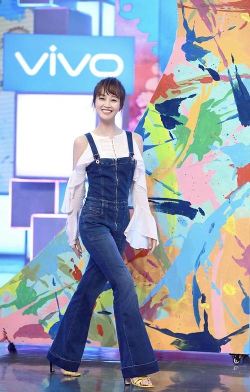 蓝盈莹首登《快乐大本营》 尤克里里弹唱让人想恋爱