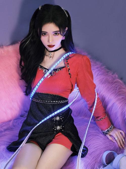鞠婧祎现身亮相快手一千零一眼 新歌《0.2s》初舞台甜度满分_腾讯新闻