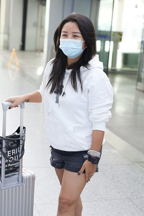 拍到何洁走机场,素颜粗糙出油,穿短裤胖的真实整个人就是大妈!