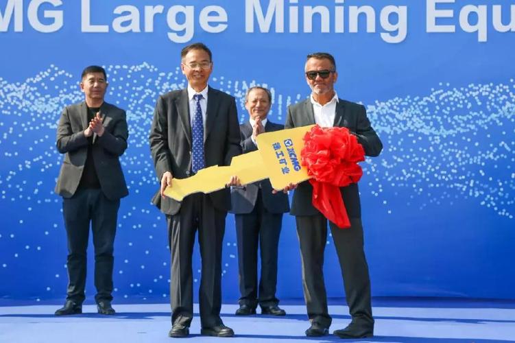 徐工集团副总经理,徐工矿机公司总经理李宗将象征着徐工成套矿业装备