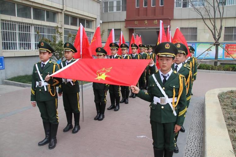 随着激昂奋进的《出旗曲》,少先队旗手和护旗手们迈着整齐的步伐