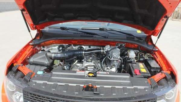 2t柴油发动机,匹配五速手动变速箱,卡威作为中国皮卡的新品牌,不论从