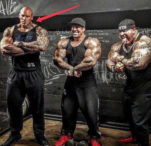 巨人卡里身高2.16米,体重:314斤.靠wwe出名的健美运动员!