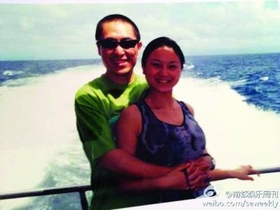 张艺谋陈婷合影被指ps:为什么多出一只手(图)