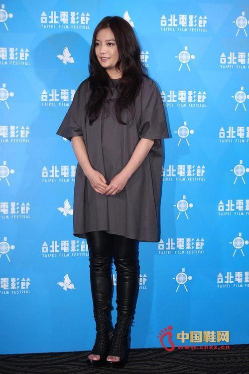 传赵薇再次怀孕三个月 夏日穿厚衣遮肚护胎(图)