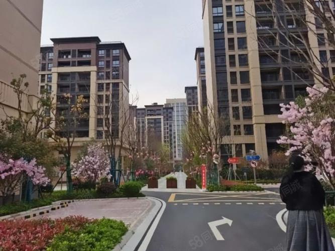 保利玲珑公馆3室2厅2卫3200元月电梯房精装修