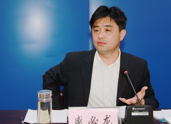 盛必龙,男,汉族,1965年3月出生,籍贯安徽天长,1986年6月加入中国共产