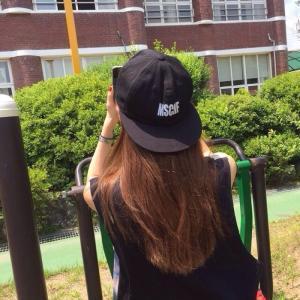 带帽子女生背影头像霸气