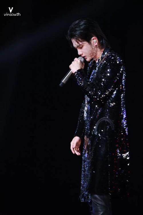 穿狐狸睡衣的周震南强忍眼泪夺冠了