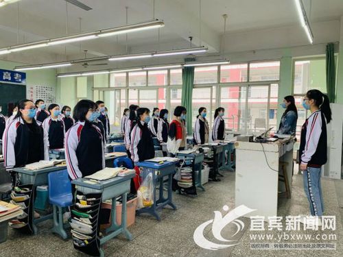 上午七点半,记者在宜宾市三中校门外看到,学生在校门口有序排队,大家
