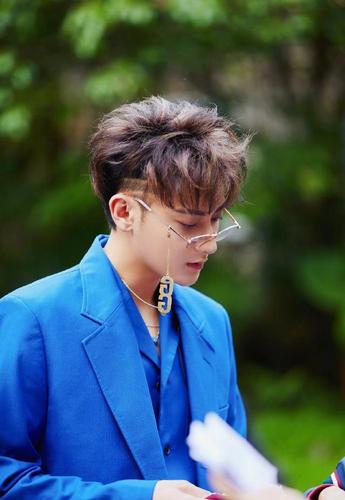 黄子韬创造营造型,宝石蓝西装搭金丝边链条眼镜,妥妥