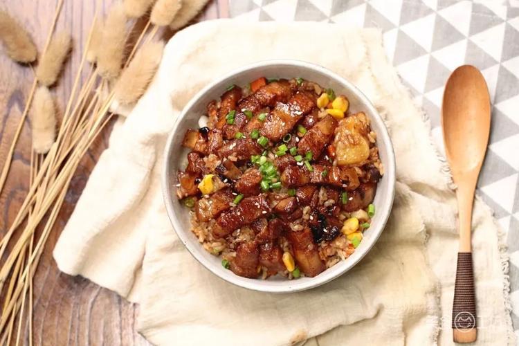 喷香料足的红烧肉焖饭,一个电饭煲就搞定!