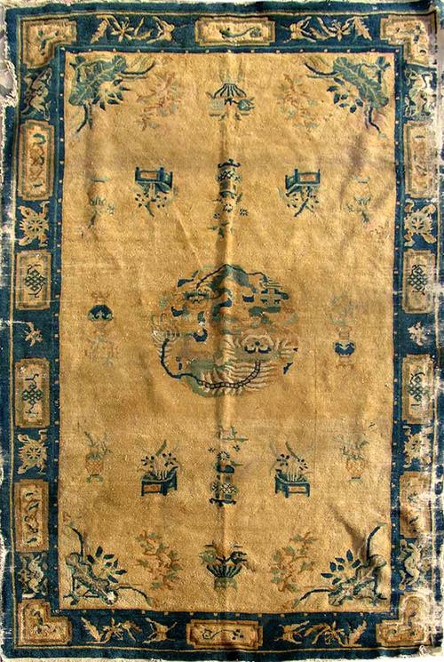  p>中国古毯可以分为两类:一类是古董地毯(上百年的老旧地毯)具有极高