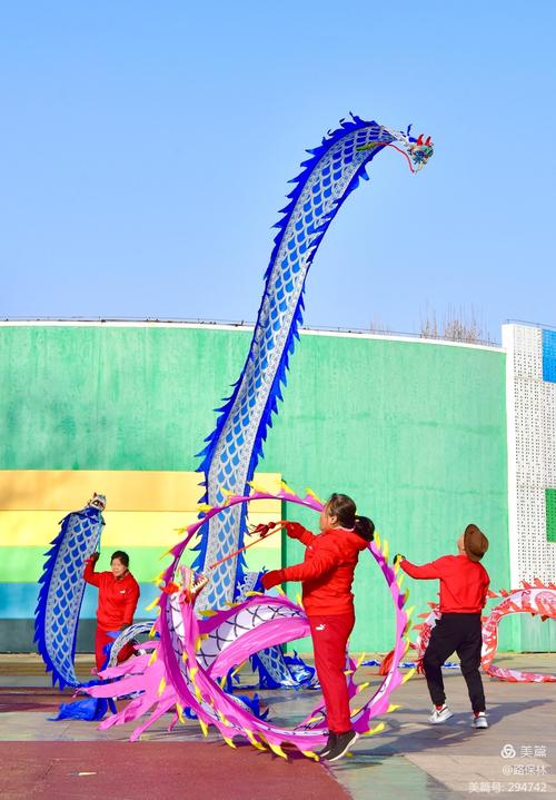 我持彩龙当空舞【路保林 摄影】