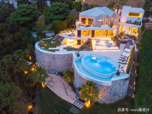 欢迎来到villa la toca,这是一栋现代艺术风格的别墅,带有环绕露台,可