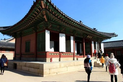 在韩国光复50周年之际,总督府建筑物的标志性绿色尖顶--高4_景福宫"的