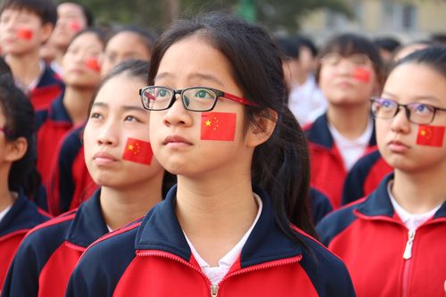 全体起立,行注目礼.