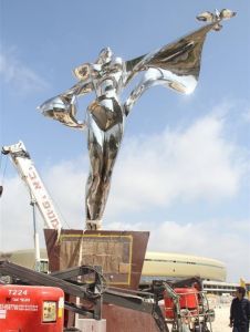 [2] 2011年10月,和平女神雕塑被安放矿难发生地首府科皮亚波市