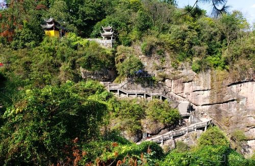 方岩风景区,在浙江省金华永康市,以山岩奇特 风景秀丽闻名遐迩.