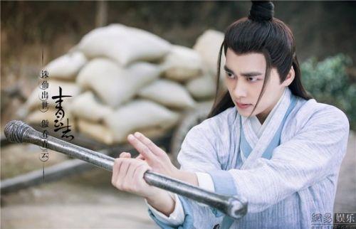 张小凡修为进度甚为缓慢,遭到师父和师兄嫌弃嘲笑,只让他砍竹做饭