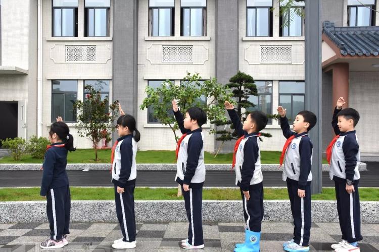 瞧瞧,我们的敬礼姿势多标准!