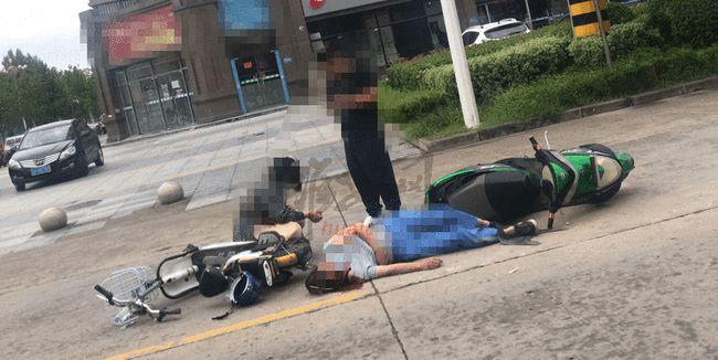 看着都疼淮安两女骑电动车相撞当场头破血流