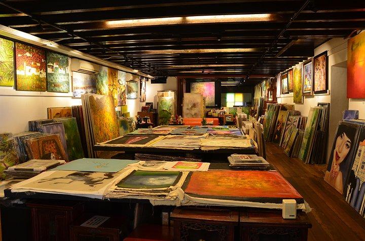 一些当地的手工艺品和纪念品,还有一些画坊,可以看到很多艺术家在作画