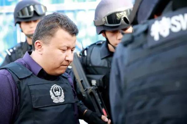 作为和田地区公安局副局长,墨玉县公安局党委副书记,政委,我倡议