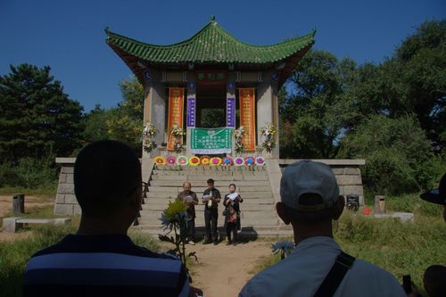 抗战伟绩 日月同辉――吉林省关爱抗战老兵团队在吉林市北山《胜利亭