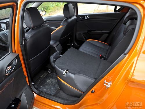 宝骏310 2016款 1.2l 手动豪华型--后排座椅放倒(左侧拍摄) / 171