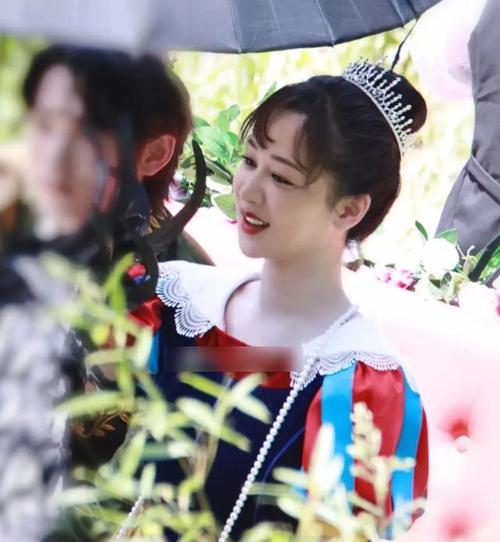 参加综艺节目萌探杨紫白雪公主造型不错粉丝感叹太真实