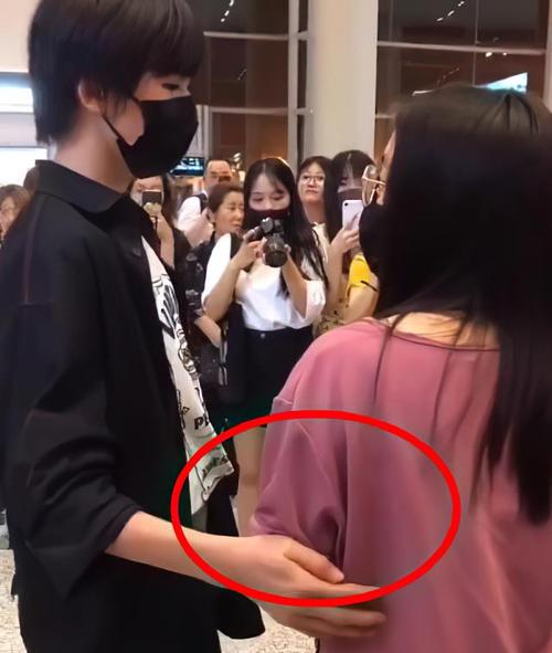 宋亚轩搂着妈妈现身, 轩妈背影像小姑娘, 外表看着像是姐弟俩