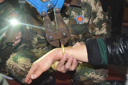 大妈手臂烫伤需取手镯 消防员用钢钳剪断