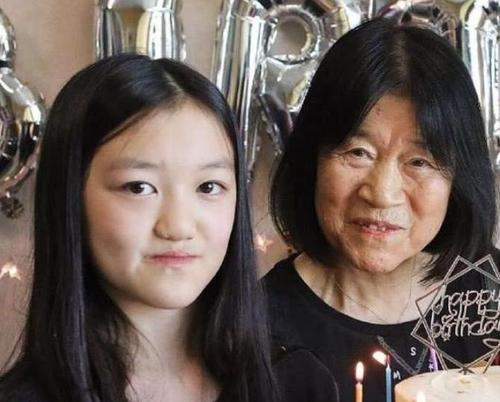 嫣然天使基金也官方微博晒出了一张李嫣奶奶一起为李亚鹏庆生的照片