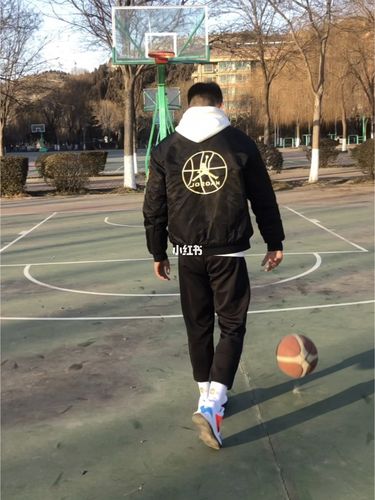 打篮球的男生90_山东劳动职业技术学院(长清校区)攻略_篮球男孩