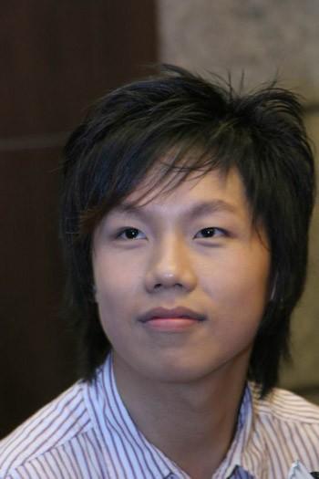 他是戚薇好友,因选秀走红,被誉为80后音乐才子,和贾玲传绯闻