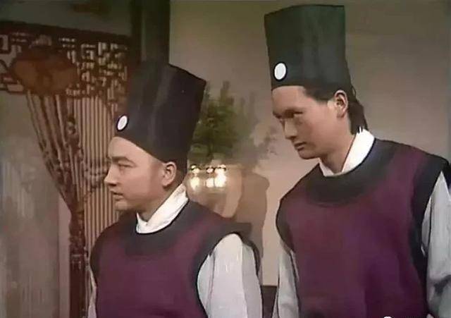 自1974年进入艺员训练班后,有两年的时间发哥都在一些剧集里打酱油