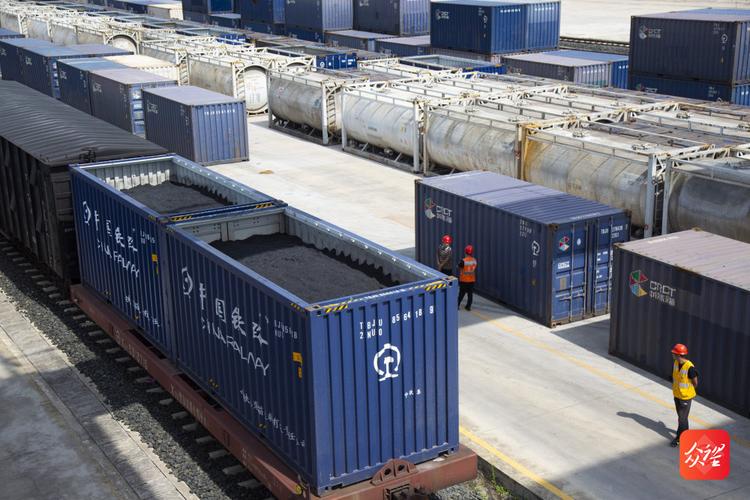 毕节火车东站开启首趟敞顶集装箱运煤列车