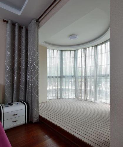 卧室带有弧形的阳台,而且还做了抬高地面,采光和视野都特别好,很喜欢