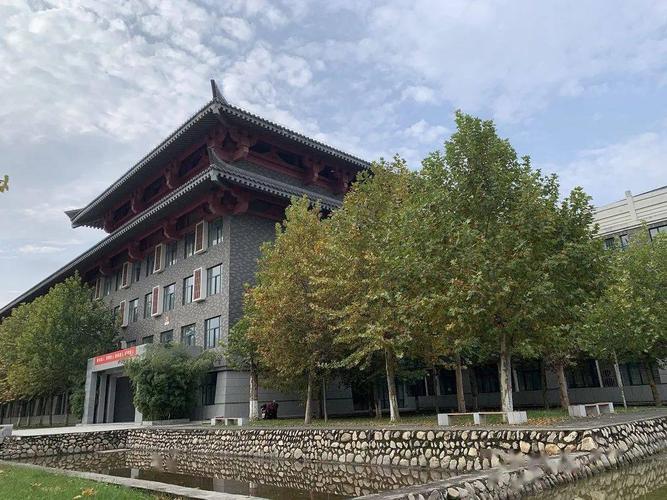 校区这可挡不住同学们学习的热情那就一起南阶学习呀图书馆占不到位子