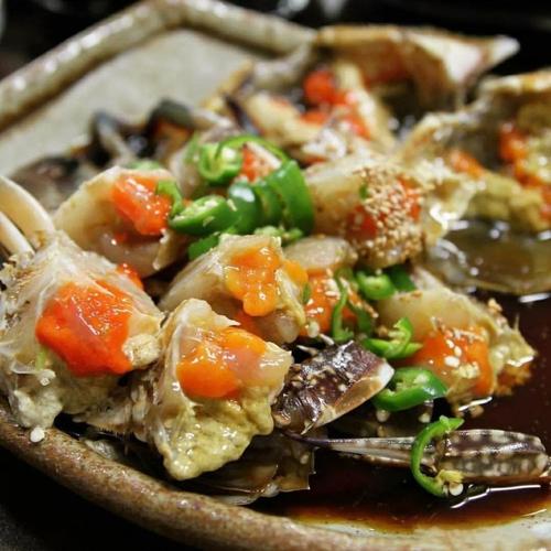 1勺细盐 3勺白醋 半勺大蒜 少许生姜 少许步骤:1,腌螃蟹一定要挑鲜活