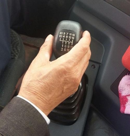 为什么大型卡车有十几个档位?看完分析网友表示:还是开小车舒服